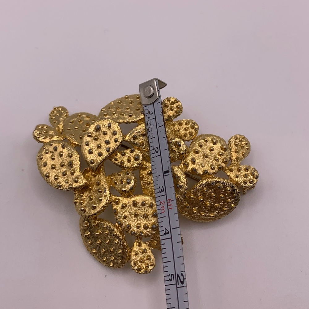 Vintage Signed Tortolani gold tone cactus brooch - Picture 5 of 6